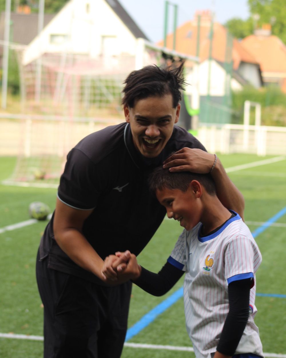 Un coach IKT félicite un jeune joueur